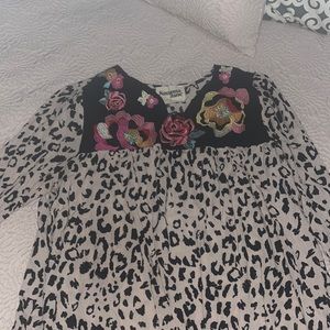 Print blouse with embroidery neckline flowers
